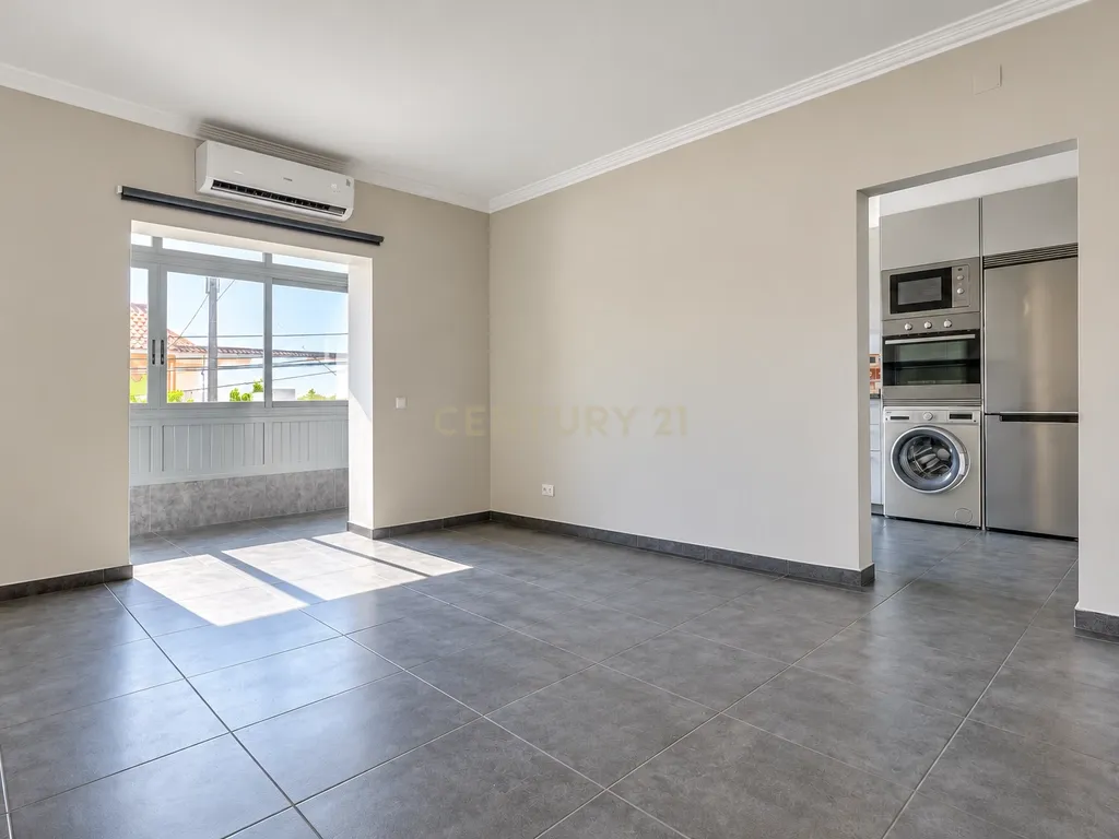 T2+2 Renovado com Sótão, Espaço Exterior e Garagem — Centro de Tires - Image 4