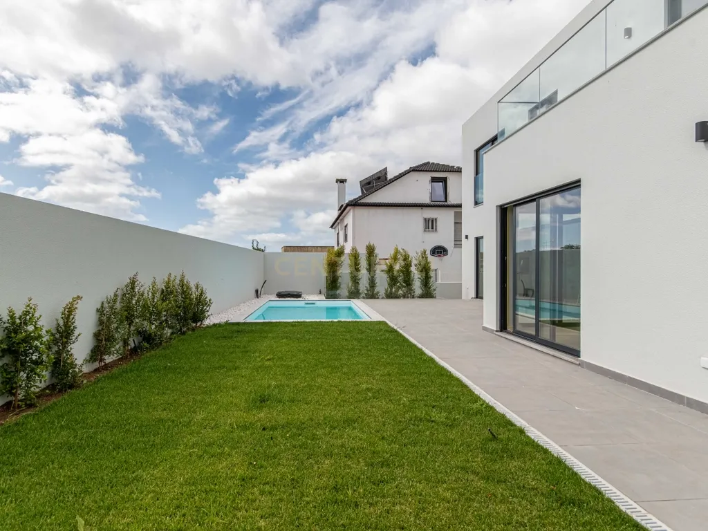 Moradia T4 Premium independente com Piscina (Nova Construção) / Barcarena - Image 3