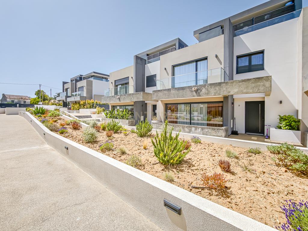 Moradia T4 em Condomínio Privado | Piscina | 6WC | Jardim | Terraço | Box | Quinta do Brilhante | Albarraque A 5 Minutos Do colégio Tasis internacional - Image 4