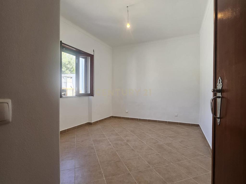 Moradia Bifamiliar T4 com Quintal e Garagem no Bairro das Nogueiras, Évora - Image 20