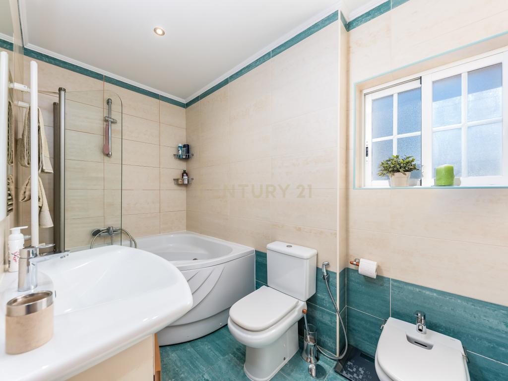 Moradia T4 Isolada com Jardim, em Vale Flores - Viva com qualidade e conforto às portas de Lisboa - Image 19