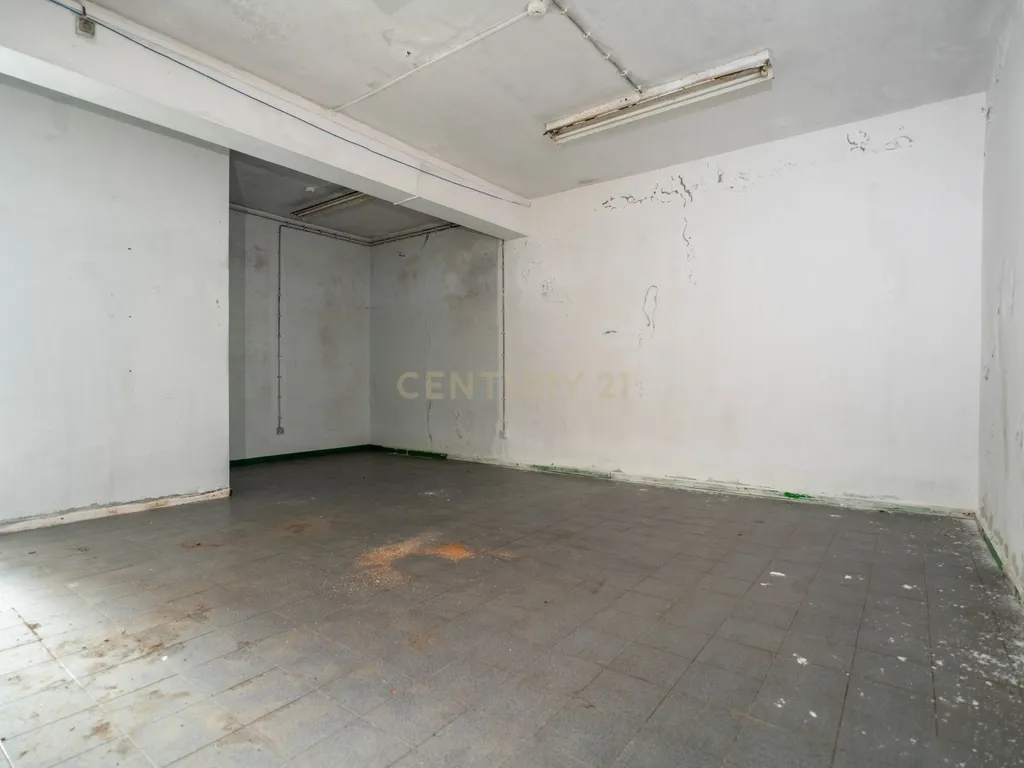 Moradia T4 + espaço comercial em Pico da Pedra - Image 27