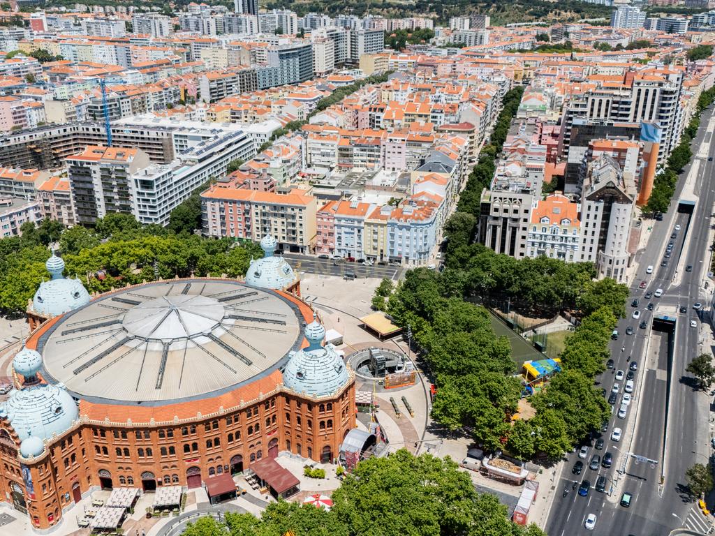 Apartamento Único com Vista sobre o Campo Pequeno – Lisboa - Image 40