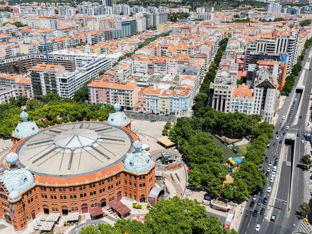 Apartamento Único com Vista sobre o Campo Pequeno – Lisboa - Image 40