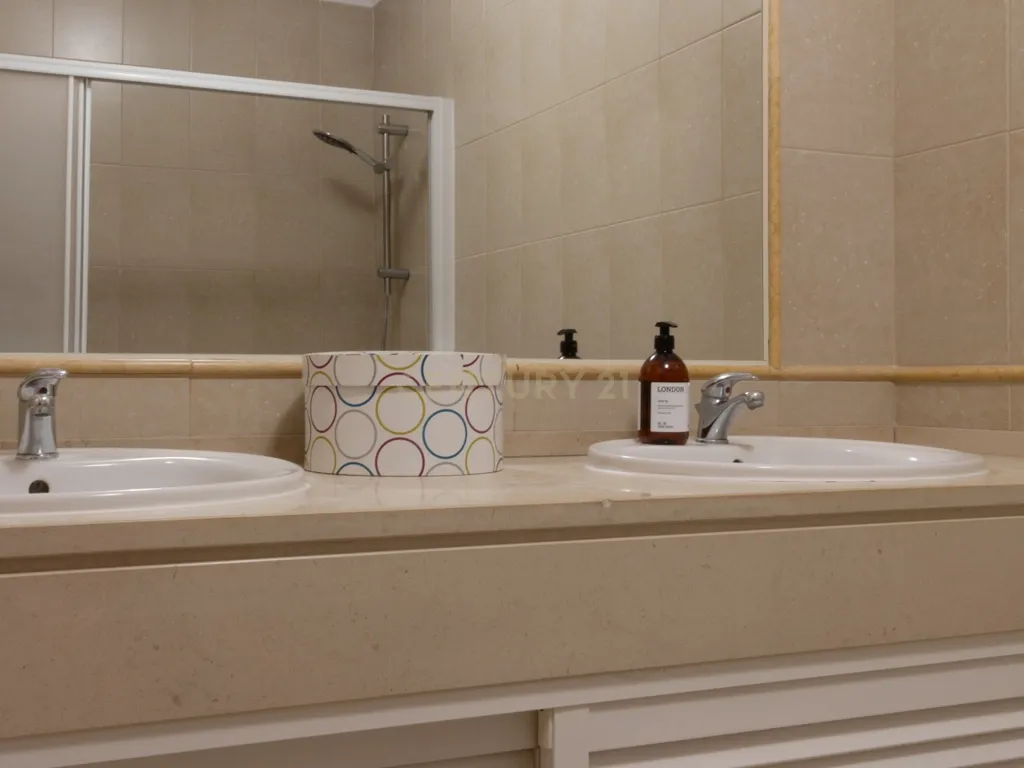 Apartamento T3 com garagem situado numa zona residencial de Lagos, Portugal - Image 26