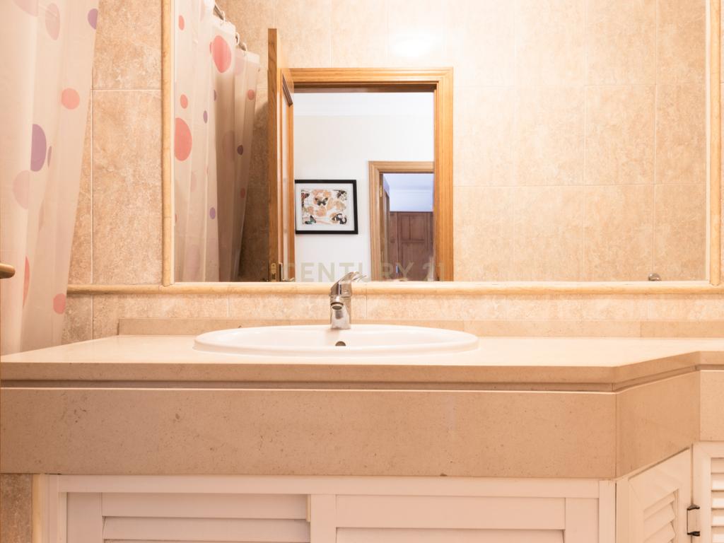 Apartamento T3 com garagem situado numa zona residencial de Lagos, Portugal - Image 14