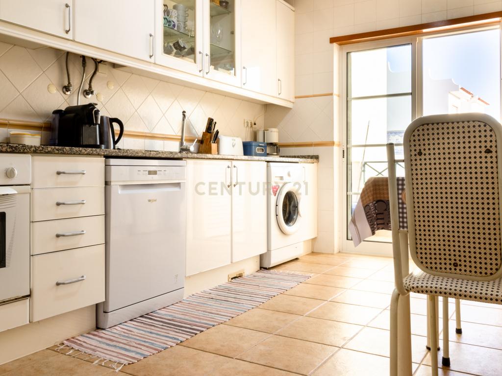 Apartamento T3 com garagem situado numa zona residencial de Lagos, Portugal - Image 11