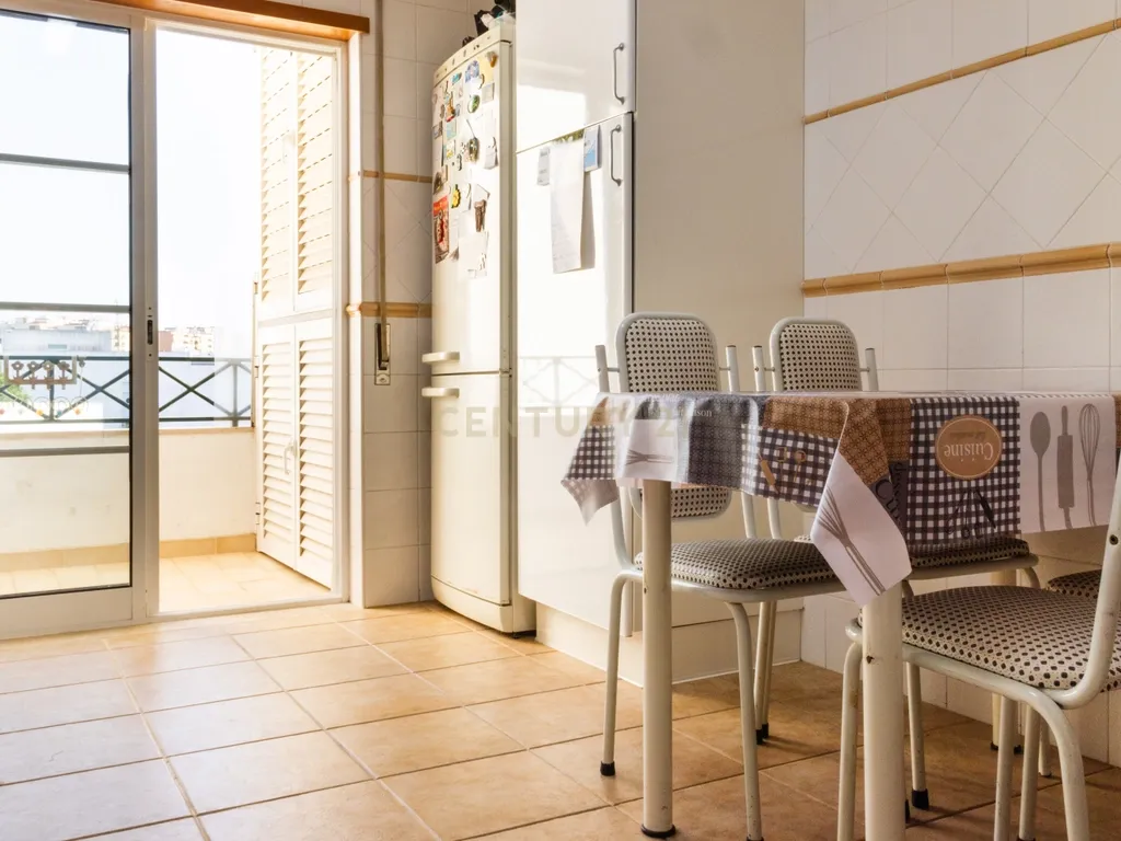 Apartamento T3 com garagem situado numa zona residencial de Lagos, Portugal - Image 12