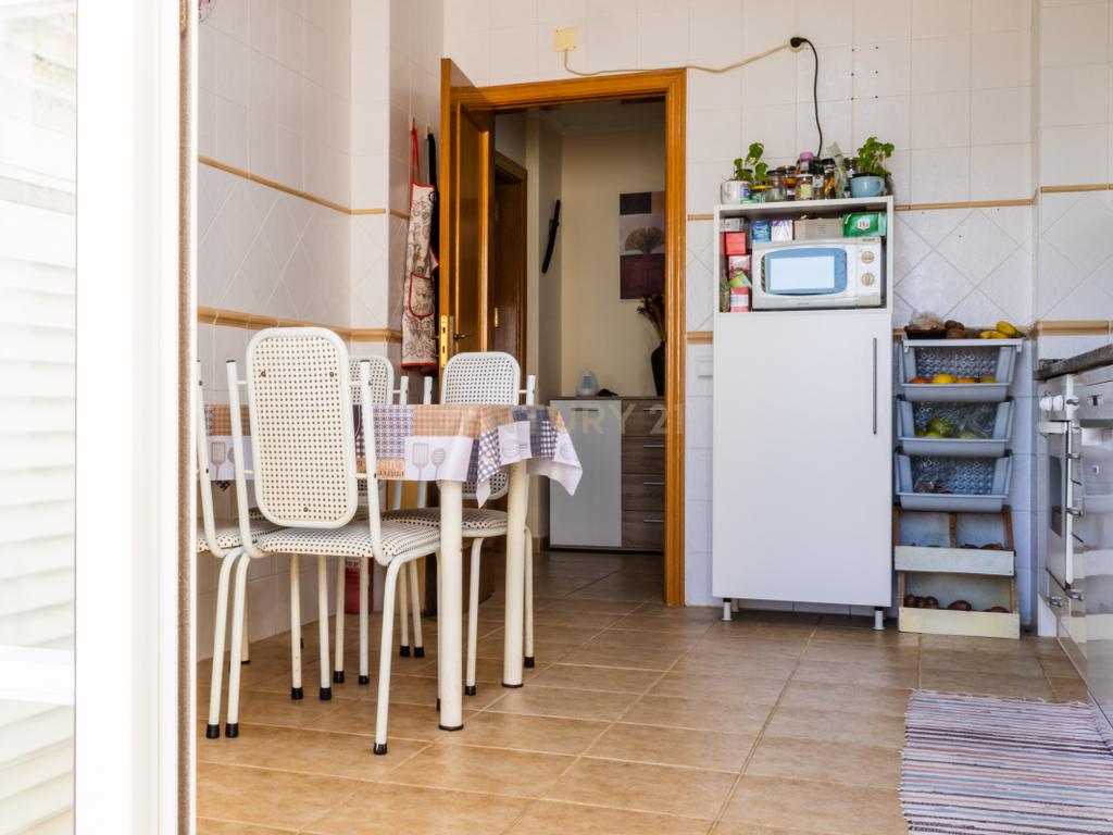 Apartamento T3 com garagem situado numa zona residencial de Lagos, Portugal - Image 13