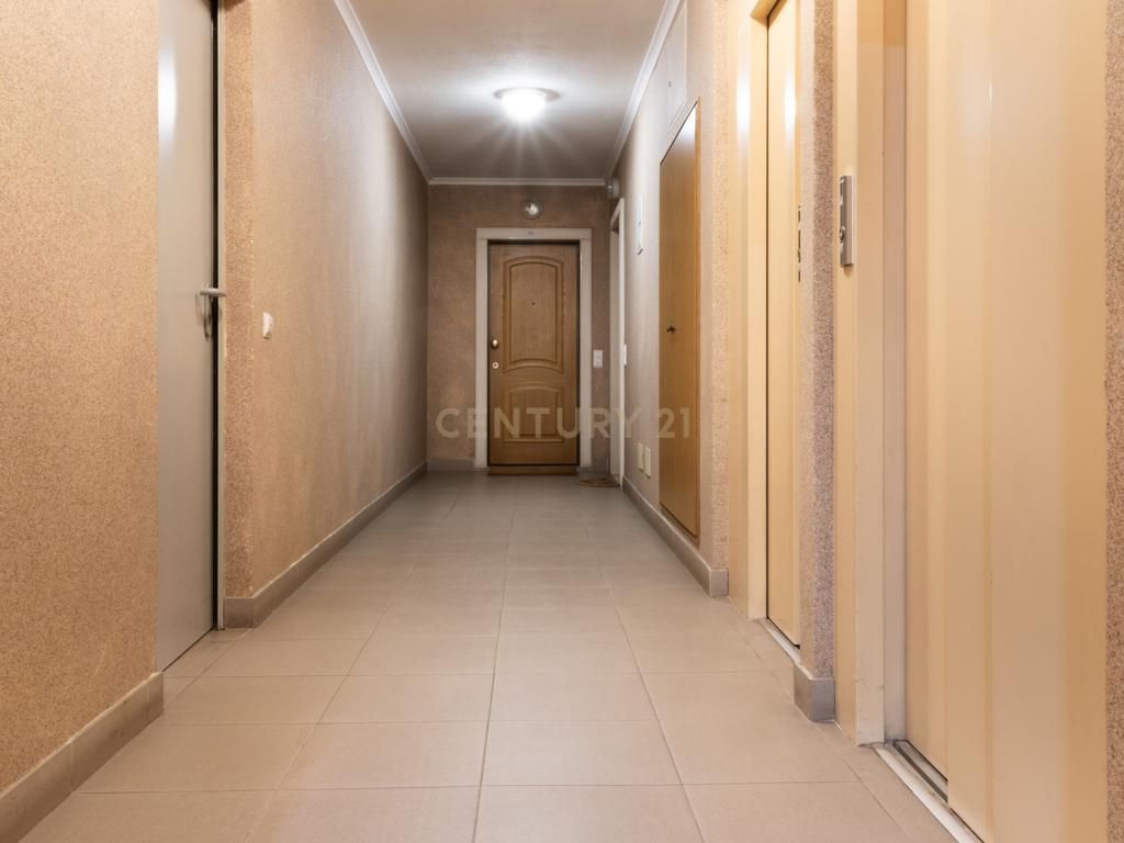 Apartamento T3 com garagem situado numa zona residencial de Lagos, Portugal - Image 8