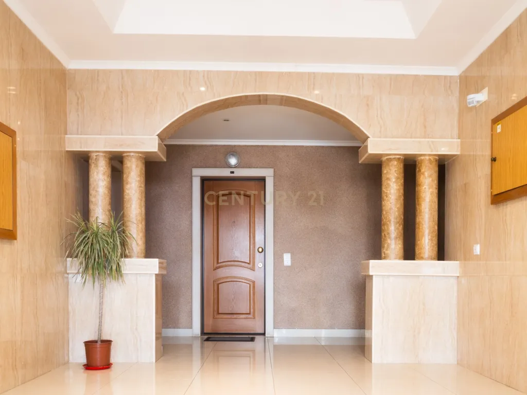 Apartamento T3 com garagem situado numa zona residencial de Lagos, Portugal - Image 1