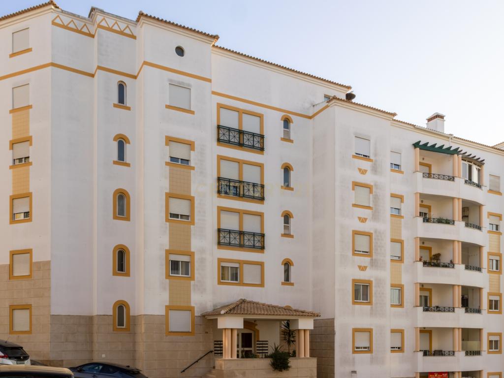 Apartamento T3 com garagem situado numa zona residencial de Lagos, Portugal - Image 2