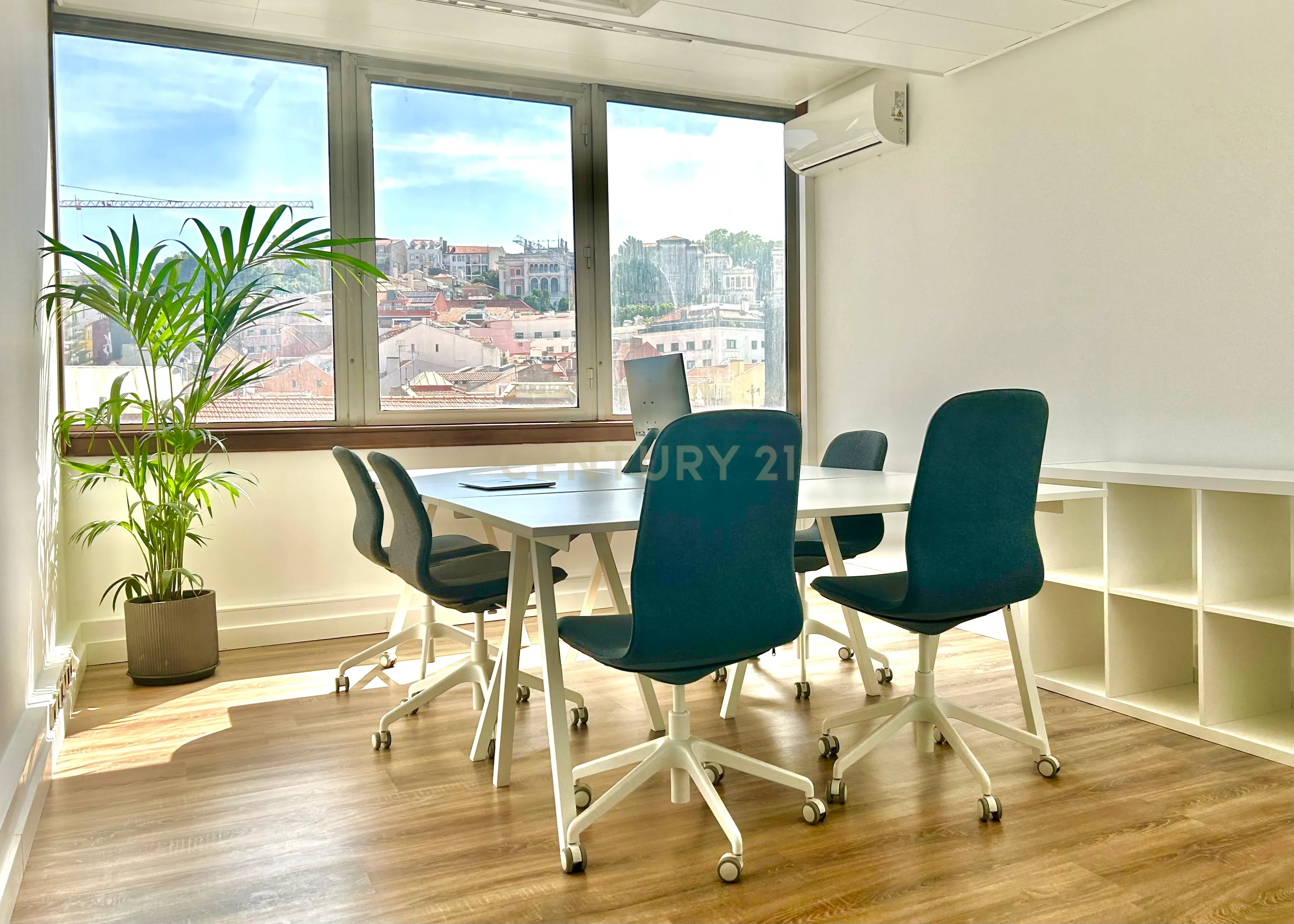 Salas de escritório para arrendamento na Av. da Liberdade, em Lisboa (entre os 13,2m2  e os 51m2 e com valores entre 1.050€ e os 2.550€/mês) - Image 1