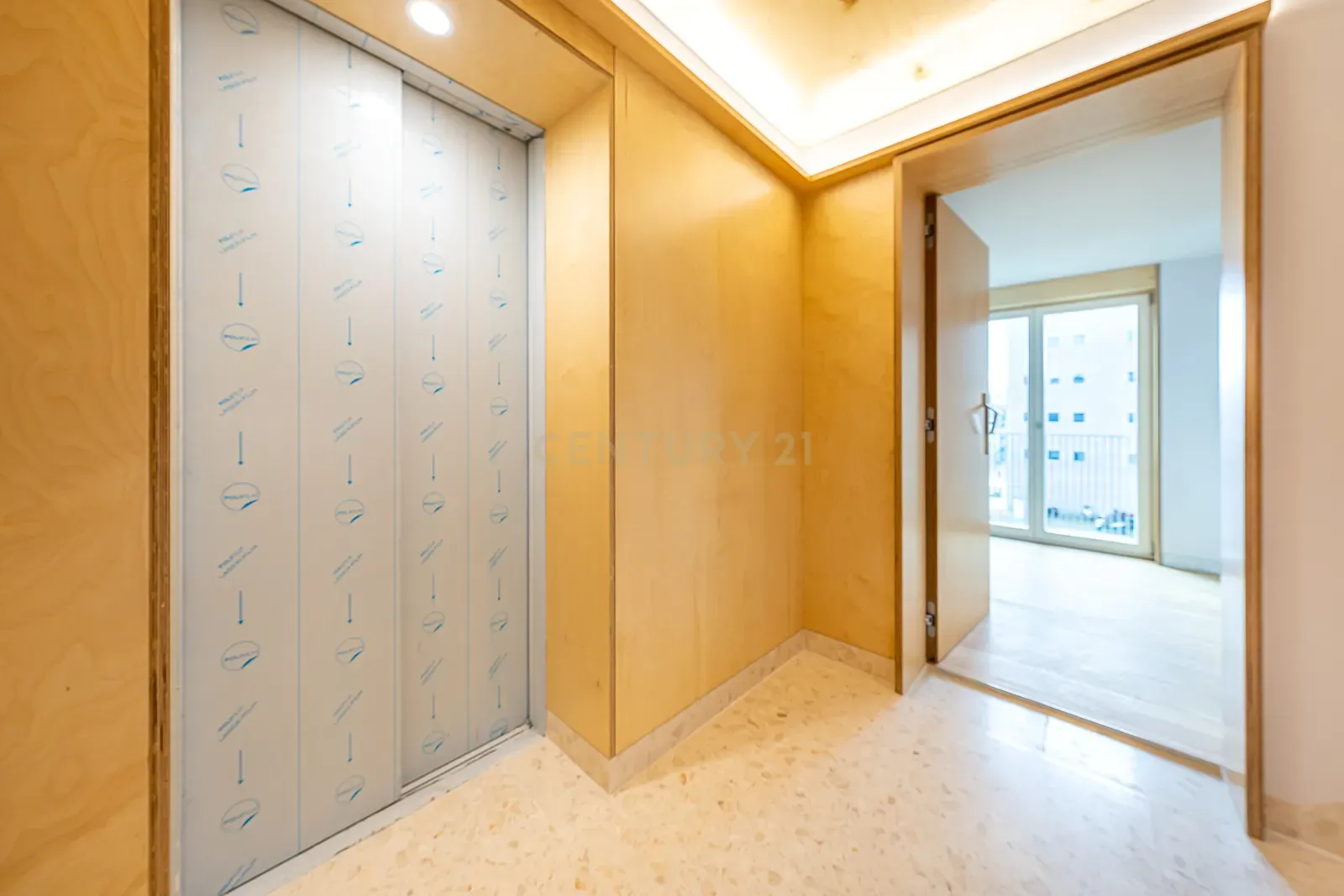 T1 Duplex de Luxo, Mobilado e com Varanda, em Campo de Ourique - Image 4