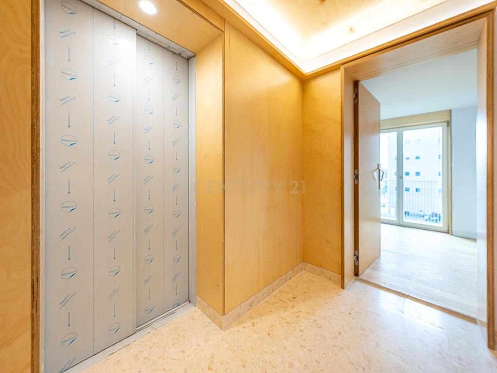 T1 Duplex de Luxo, com Terraço, em Campo de Ourique - Image 8