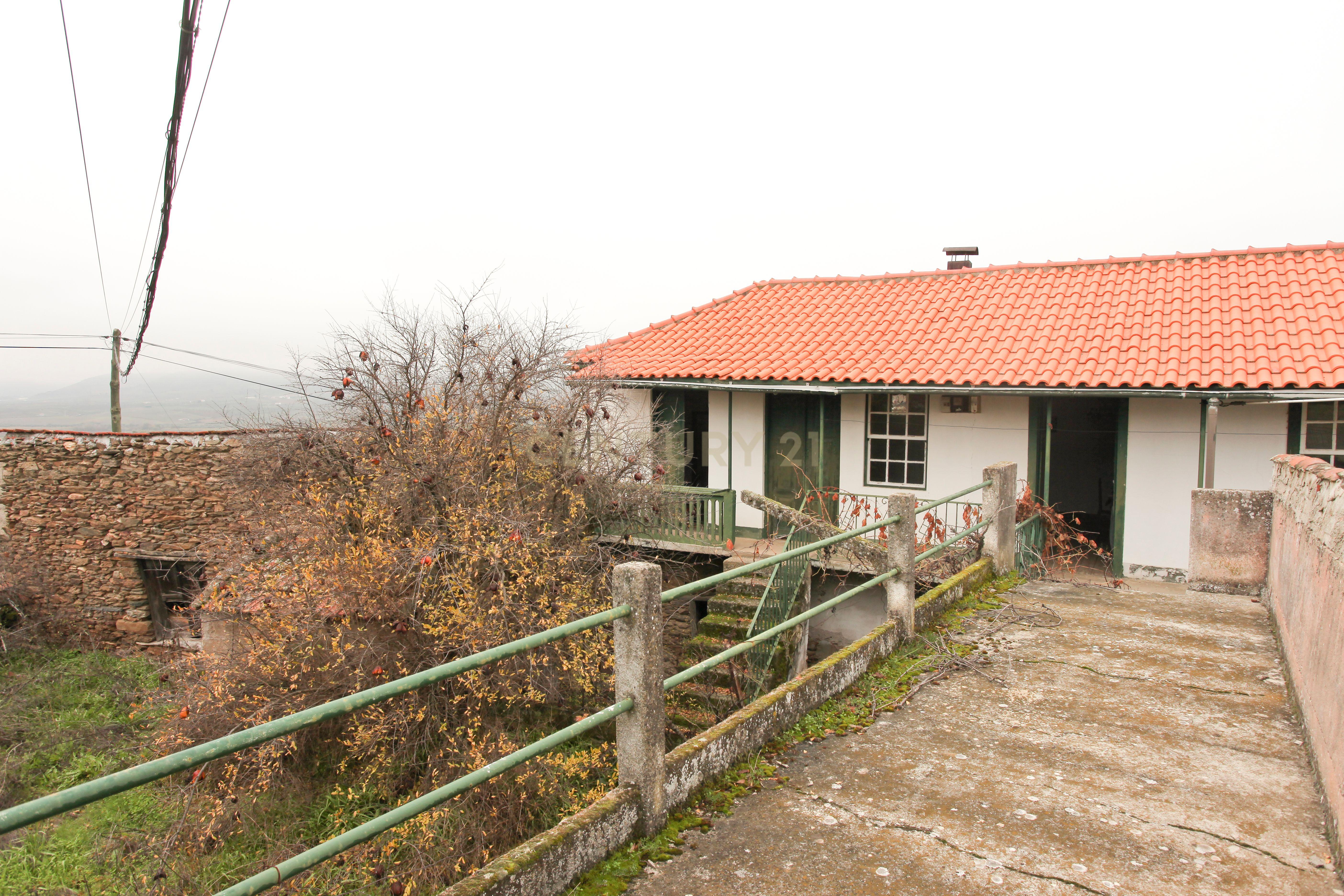 Moradia, Celeiro e Adega em Vilarelhos - Alfândega da Fé - Image 1