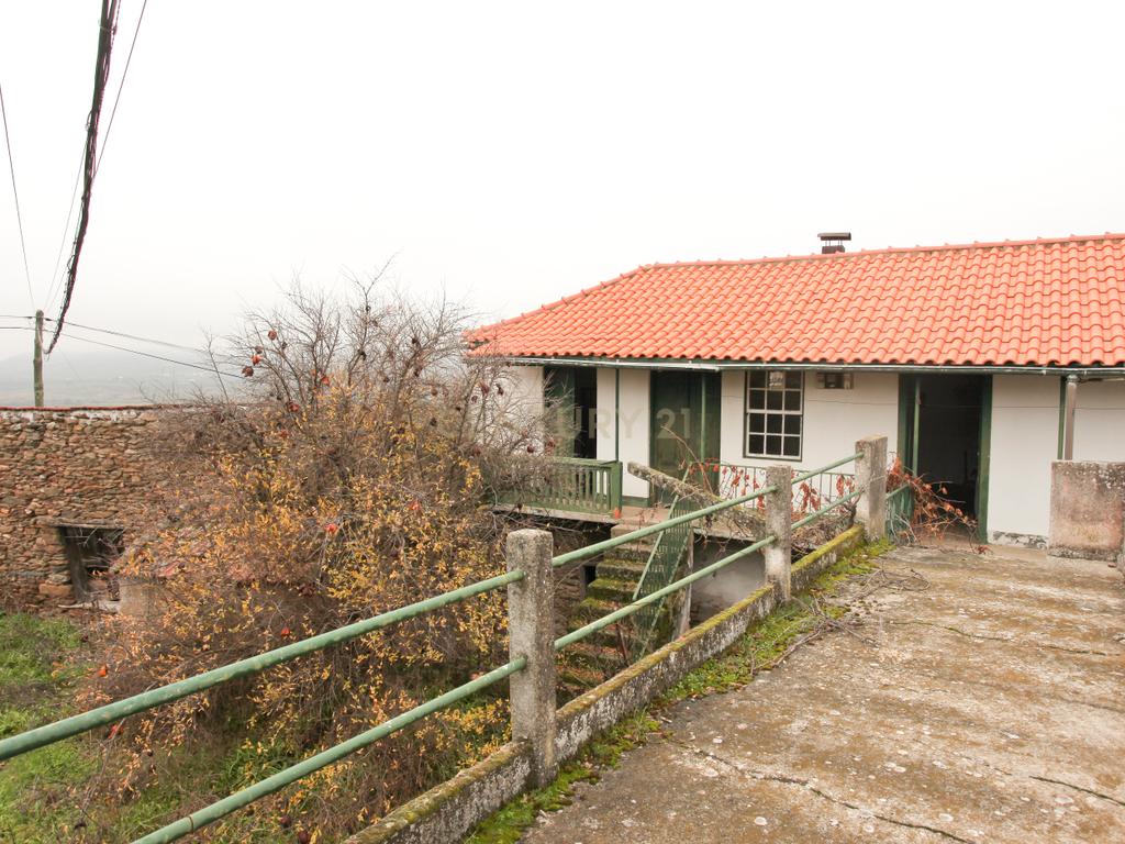Moradia, Celeiro e Adega em Vilarelhos - Alfândega da Fé - Image 1