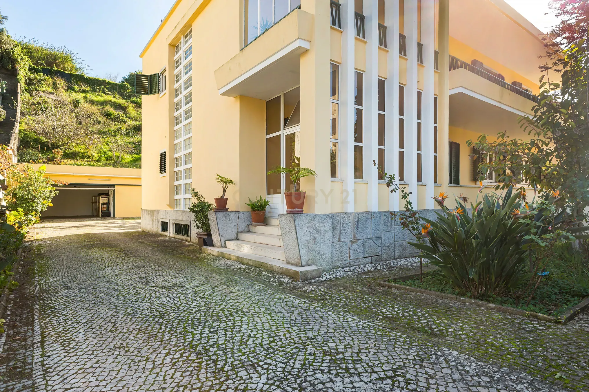 Charmosa Moradia em Alvalade para venda - Image 1