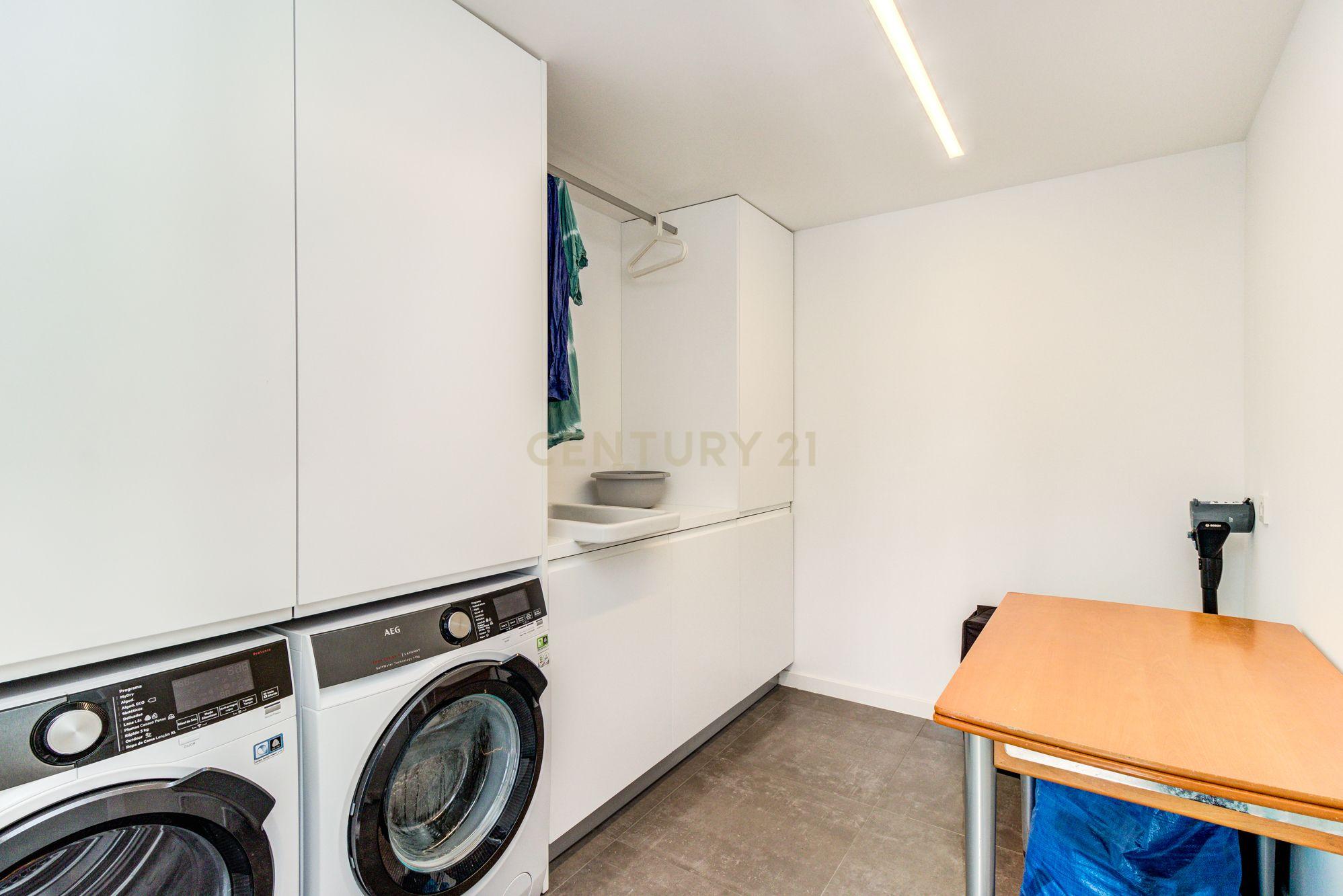 Moradia T4+1 com piscina, terraço e garagem perto da praia - Image 41