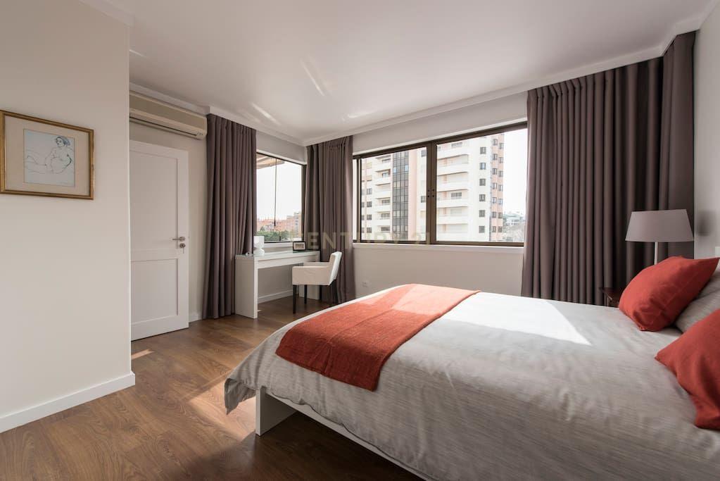 Apartamento T3 Renovado para Arrendamento no Edifício Navegador – Cascais - Image 13