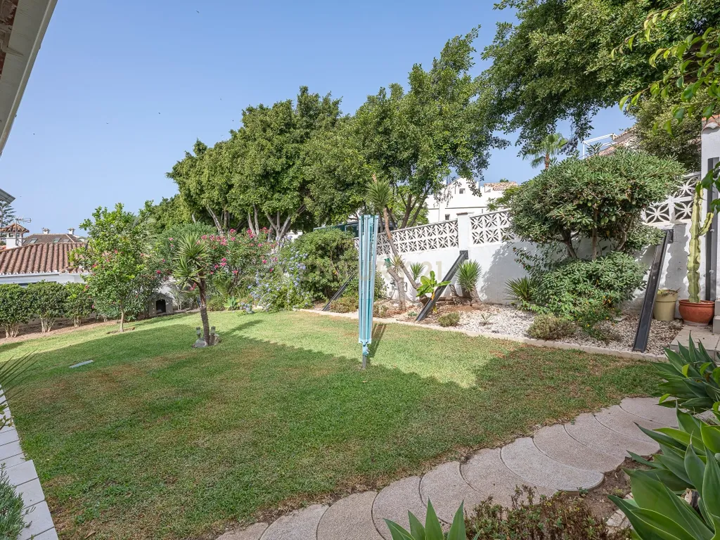 Oportunidade em Marbella: Propriedade nua de casa com jardim a poucos metros da praia - Image 22