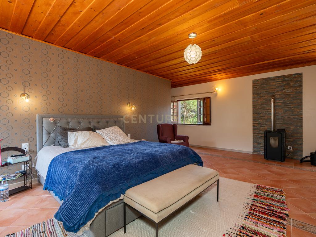 Fabulosa Quinta com lote de terreno de 22.381 m2, onde se encontra inserida uma moradia composta por dois pisos, com uma área bruta de 623 m2, uma área útil de 304 m2 e uma área bruta dependente de 319 m2, localizada em Santo Isidro de Pegões, na zona de Pegões, a pouca distância das belas praias de Setúbal. - Image 36
