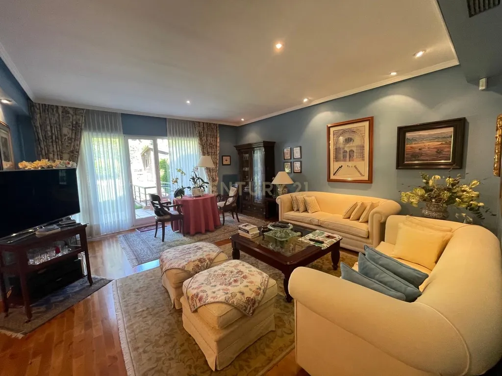 Luxuosa Moradia Renovada em Madrid com Vista para a Cidade - Image 66