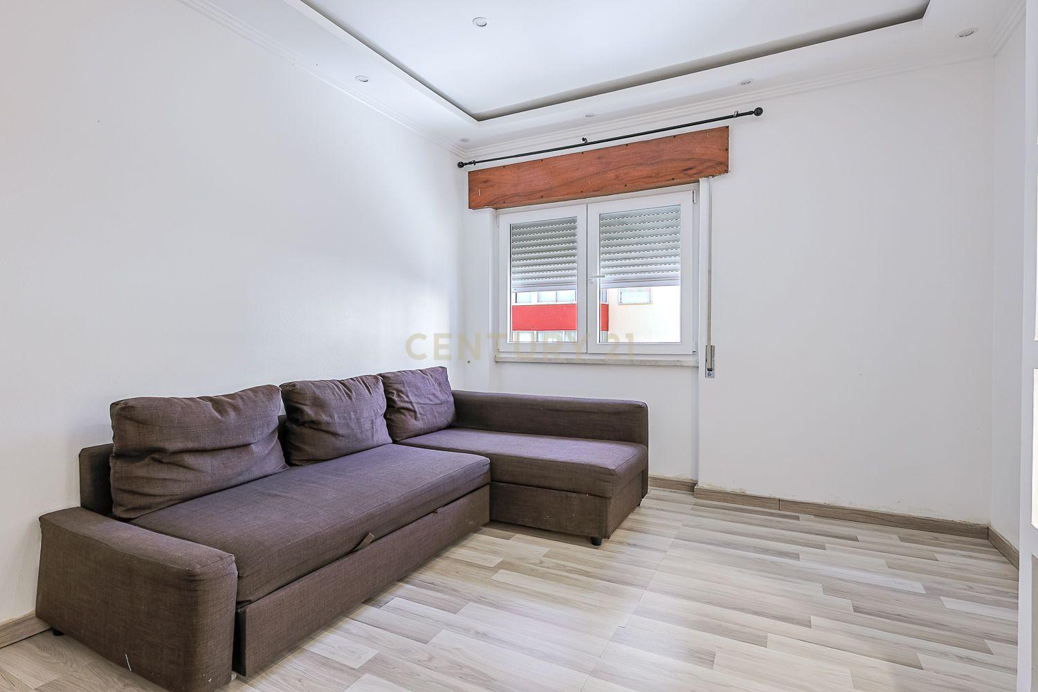 Fotografia 3 de T3 parcialmente remodelado | Rés-do-chão alto | Torre da Marinha