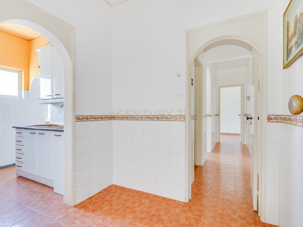 T2 Luminoso na Vila da Apelação – Espaço, Conforto e Potencial - Image 5