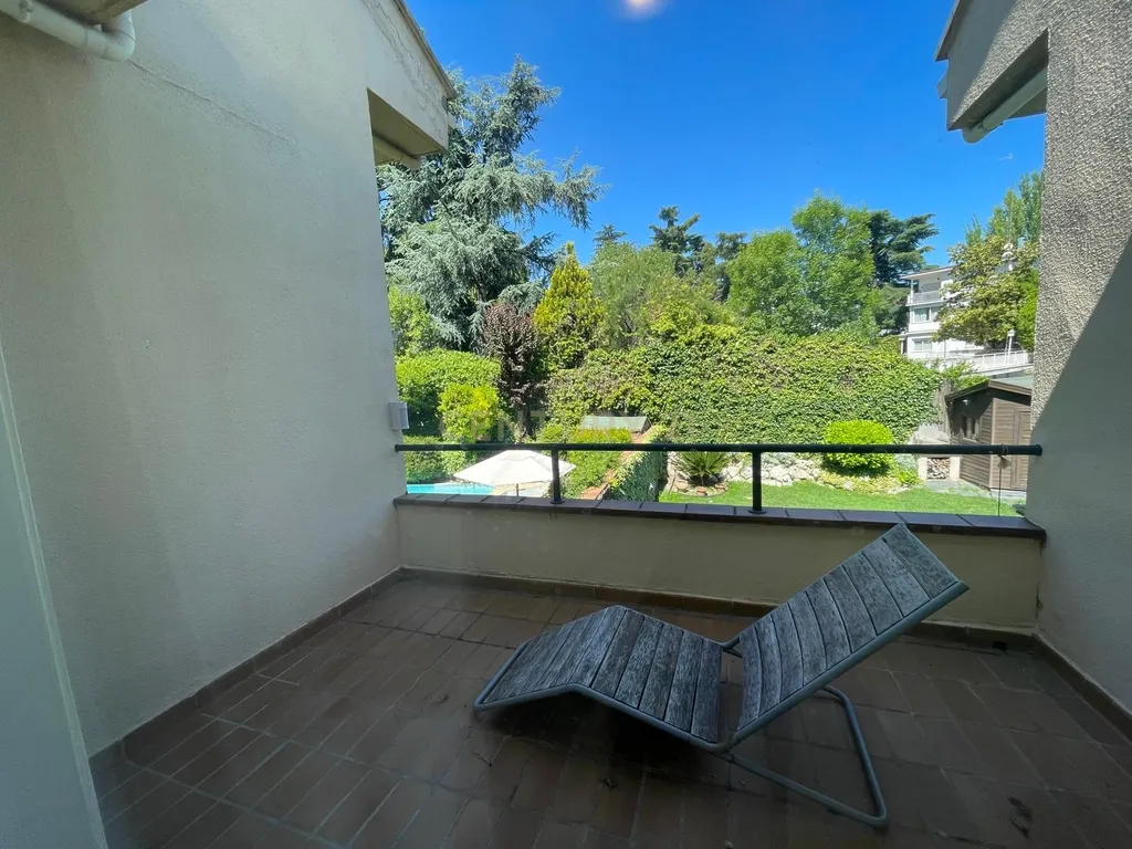 Luxuosa Moradia Renovada em Madrid com Vista para a Cidade - Image 25