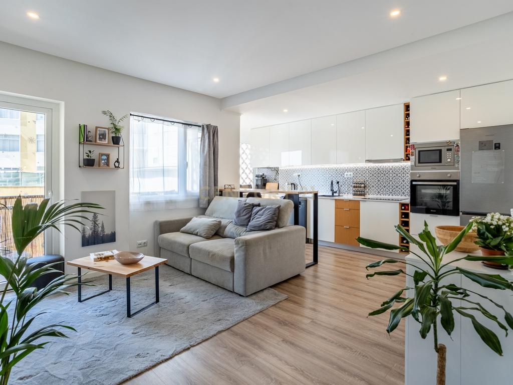 Apartamento T3 totalmente renovado, Laranjeiro. - Image 1