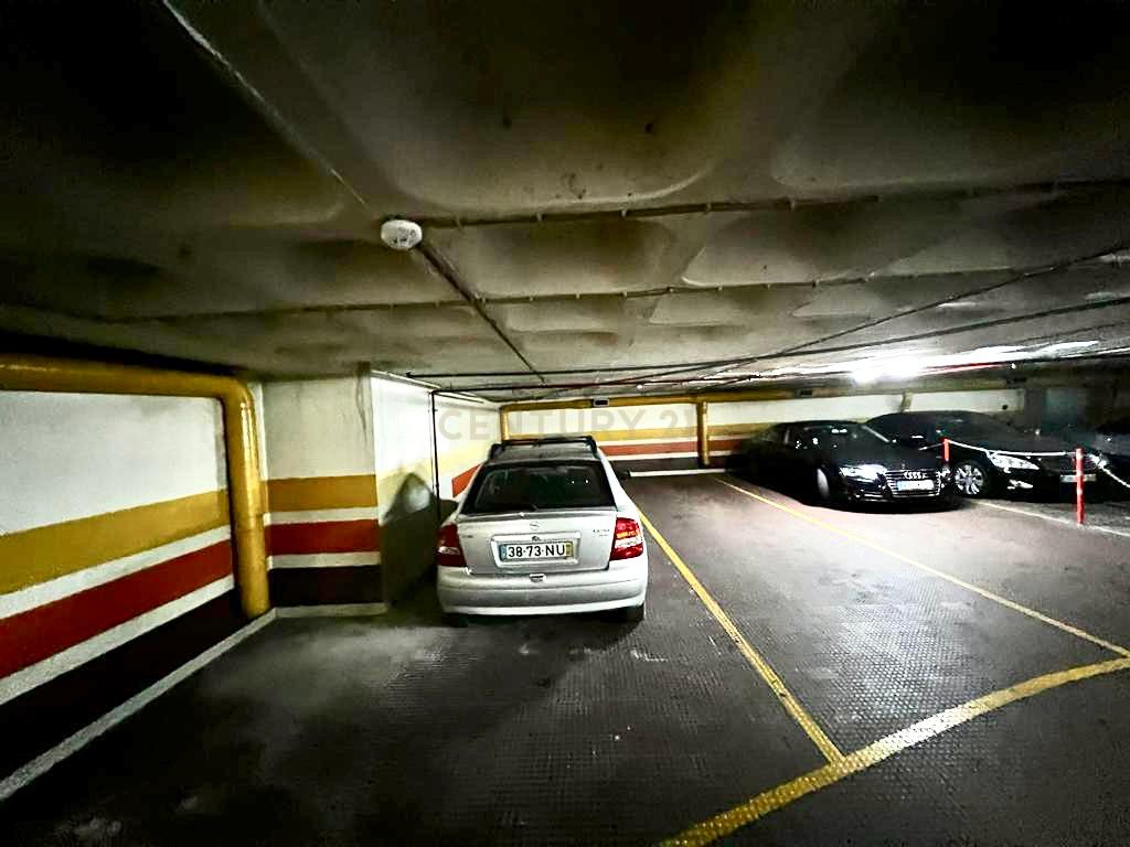 2 LUGARES DE ESTACIONAMENTO NA AV. JOÃO XXI NO EDIFÍCIO VIA VENETTO EM FRENTE À SEDE DA CGD COM ACESSO PELAS ESCADAS DO PRÉDIO - Image 18