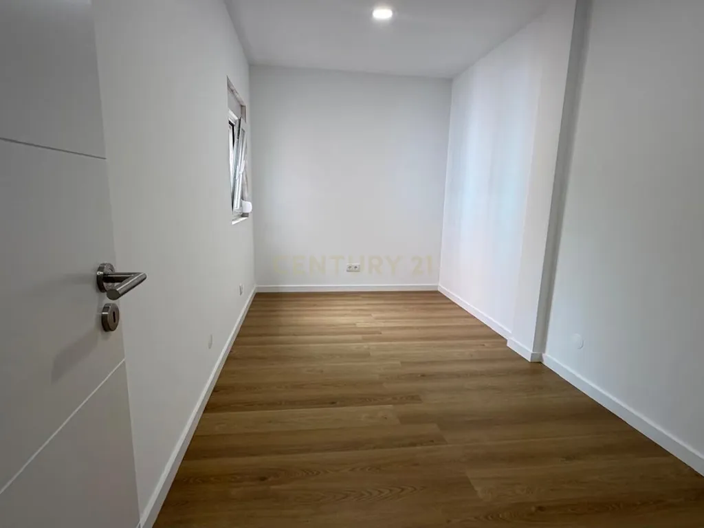 LOJA + T3 TOTALMENTE REMODELADO NA DAMAIA DE CIMA - AMADORA - Image 7