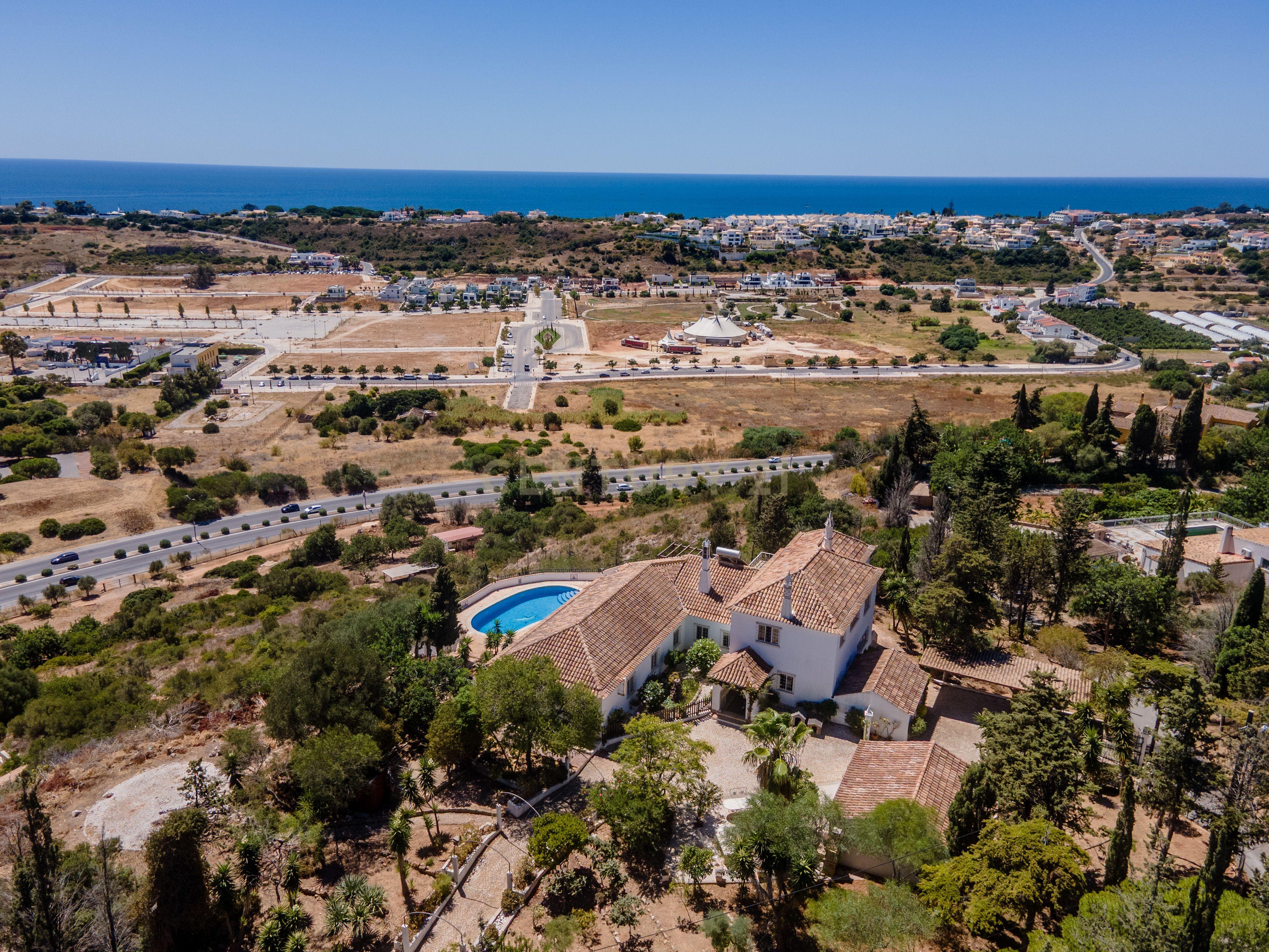 Fotografia 5 de Moradia com Vista Panorâmica para o Mar e Marina de Albufeira | Terreno urbano de 5.268 m² no Cerro d'Águia
