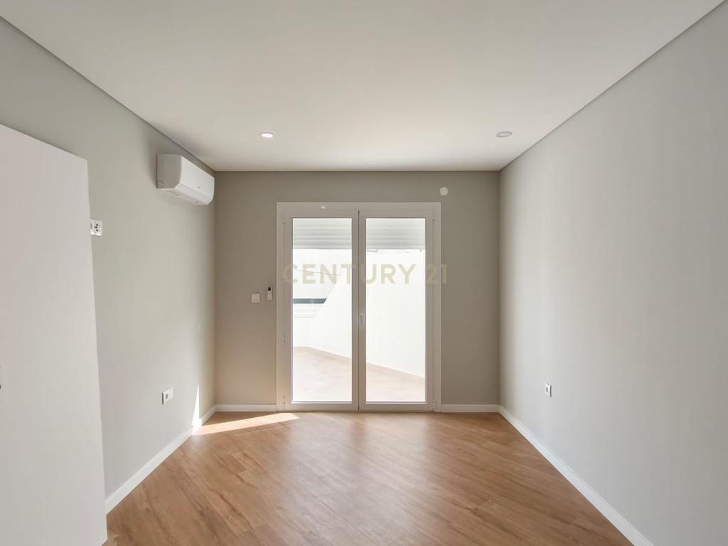 Apartamento T1 remodelado em Viseu com Terraço e Garagem - Image 6