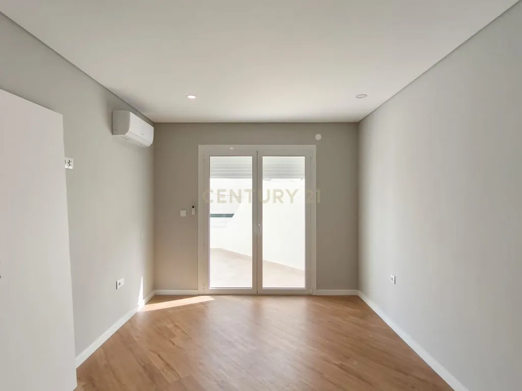 Apartamento T1 remodelado em Viseu com Terraço e Garagem - Image 6