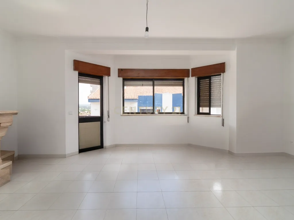 Apartamento T3 com garagem e arrecadação em Abrantes - Image 5