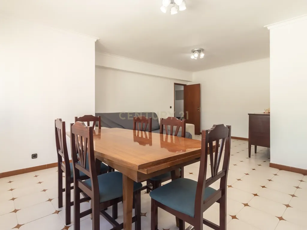 Apartamento T2 de 98m2 com Excelentes Áreas e 2 WC no Centro da Costa da Caparica - Image 14