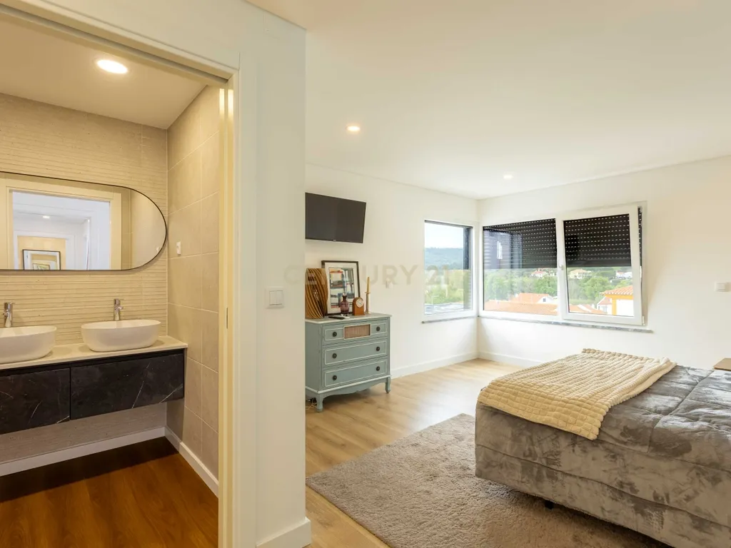 Moradia V4 isolada de arquitetura contemporânea com piscina, com vista para Serra da Arrábida - Image 13