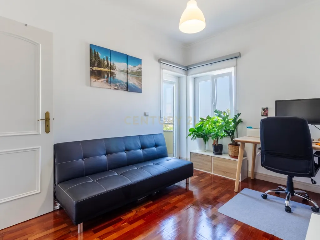 Espaçoso T3 na Sobreda com 2 Casas de Banho e Varandas - Image 46
