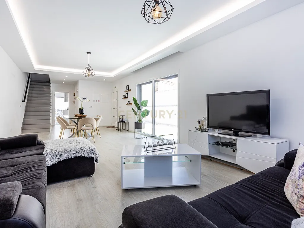 Moradia Contemporânea com Piscina a 5 minutos das praias da Costa da Caparica - Image 4