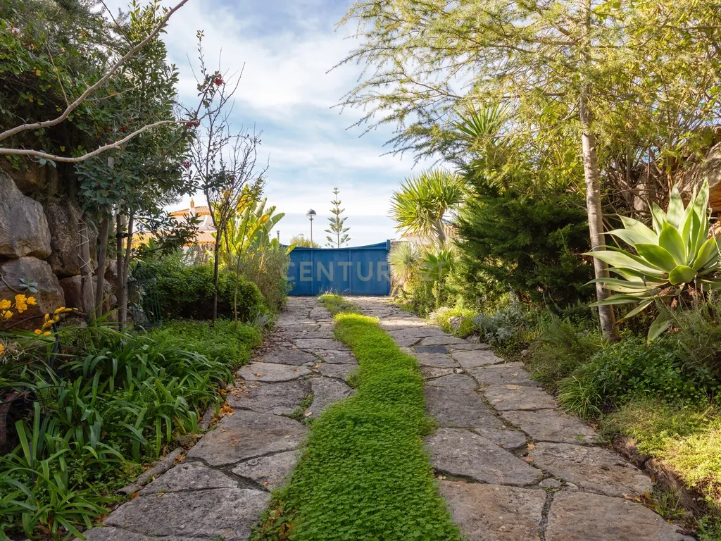 Vivenda exclusiva de construção moderna, 4 suítes, jardim imersivo com lago e viabilidade para piscina. - Image 29