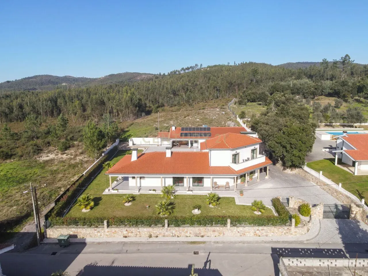 Moradia T4 de qualidade em estado novo com varanda coberta, piscina, terraço, jardim,canil,garagem dupla e vistas boas numa localização sossegada - Image 8
