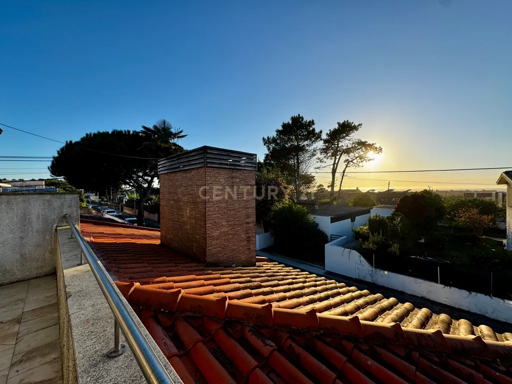 Moradia T4 de quatro frentes com piscina e vista mar | Mindelo - Image 25