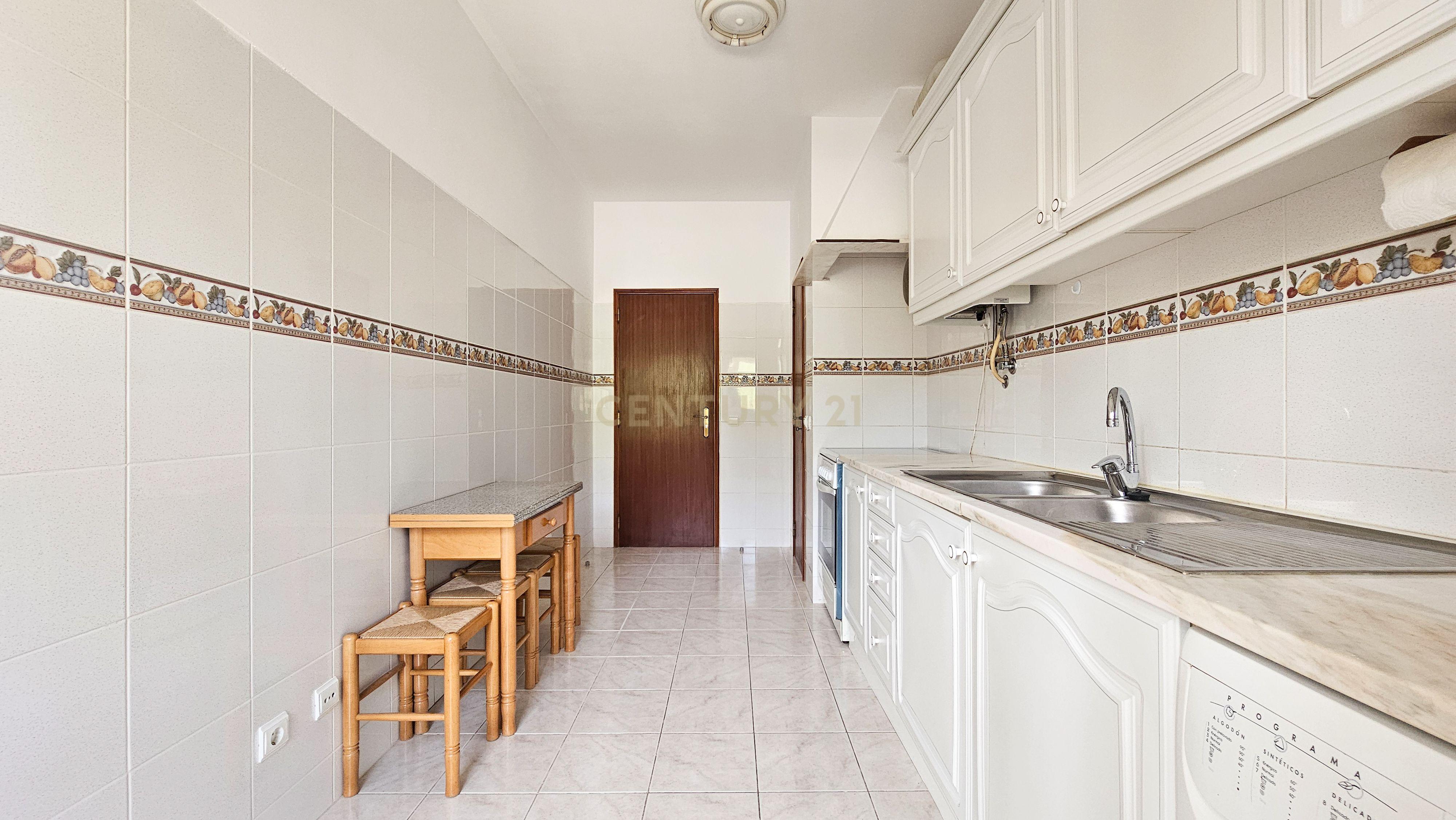 Apartamento T2 | Garagem Box | Arrecadação | Bom Estado | Varandas - Image 5