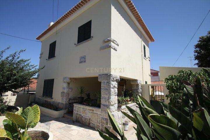 Moradia T4 + Restaurante c/ rentabilidade junto ao Estoril - Image 2