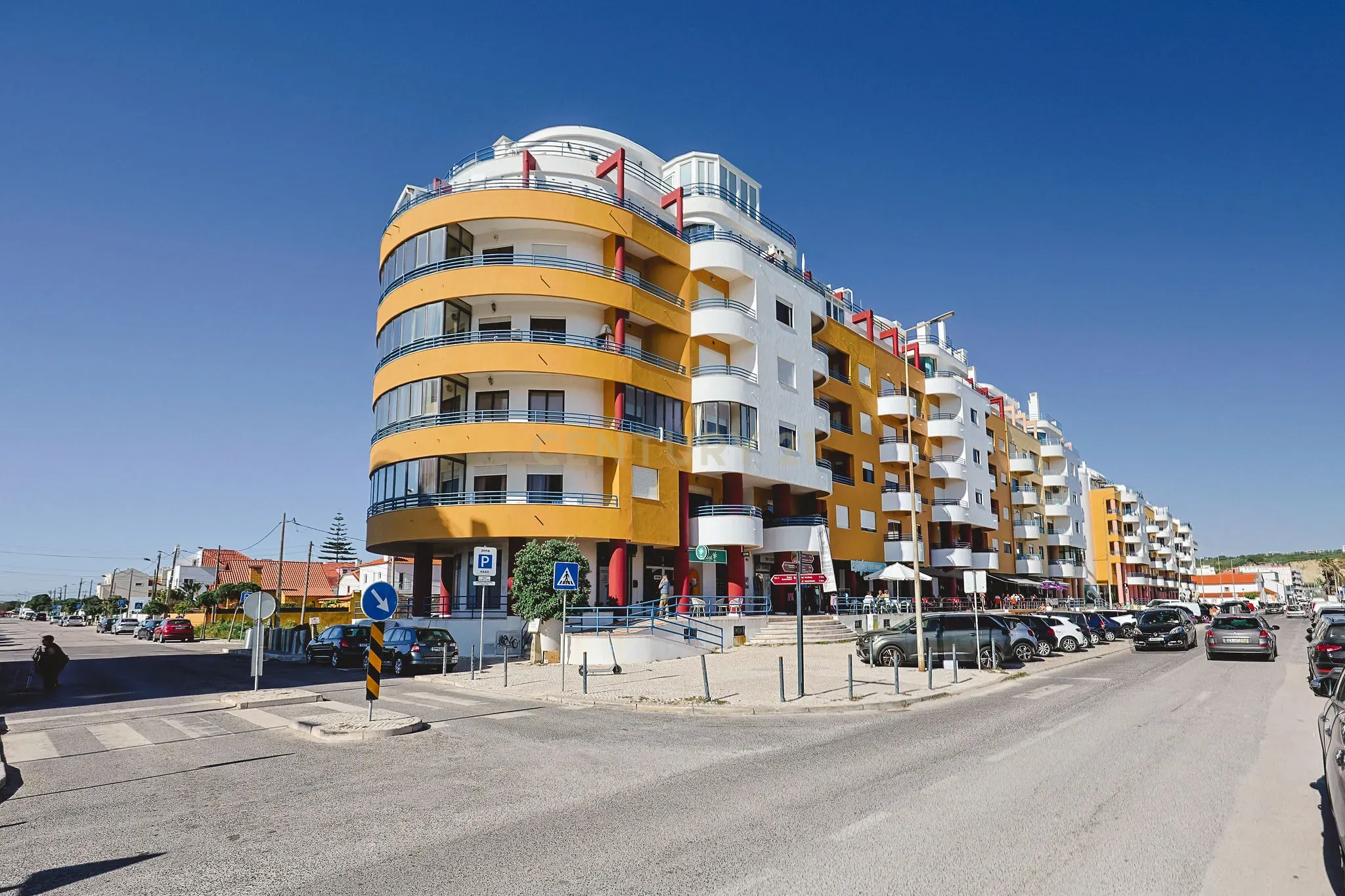 Fotografia 2 de Espaço comercial à venda em zona premium com várias montras, junto à praia