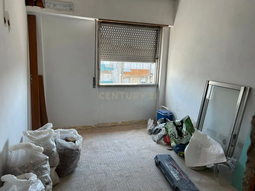 Apartamento T1 renovado | c/ varanda | vista desafogada | Mina de Água | Amadora - Image 5