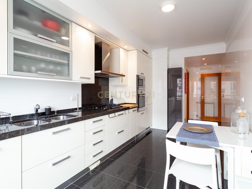 Apartamento T4 mobilado no Parque dos Príncipes - Image 12
