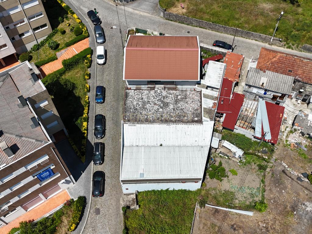 Moradia com 4 quartos, 3 armazéns e muito potencial em Freamunde, Paços de Ferreira - Image 35